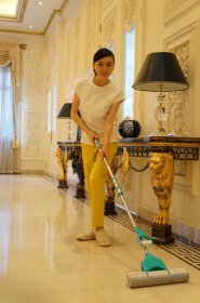 李琳为拖把代言 一秒变身“清洁达人”