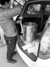 鲜奶露天卖、奶桶没加盖 商贩自称安全营养高