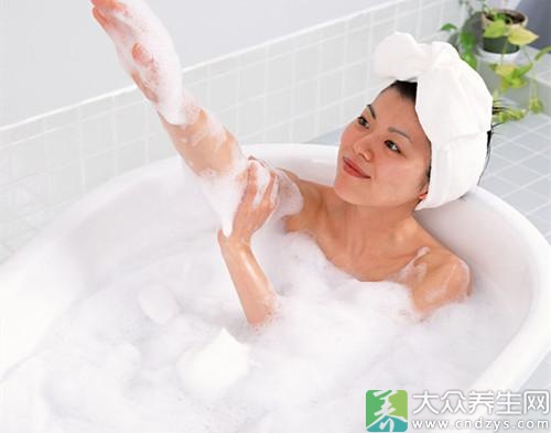 洗澡用沐浴露还是香皂?医生的话让人惊出冷汗!