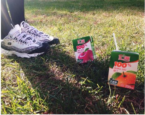 汇源100%果汁,由新鲜水果压榨,采用低温灭菌灌装技术,不添加糖分、防腐剂和其他添加剂,保留了新鲜水果的美味和营养,有橙、桃、葡萄、梨、番茄、苹果等多种口味。其富含天然的无机盐以及维生素C、胡萝卜素等多种抗氧化物质,还含有多种有机酸、芳香物质和酶类,更易被人身体吸收利用,也有促进消化、滋润肠道的作用,能让你快速调整身体和心理状态,缓解“节后综合症”的不适感。