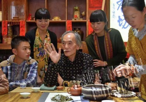 台湾著名茶人赖政雄(中)正与爱茶人分享老茶心得