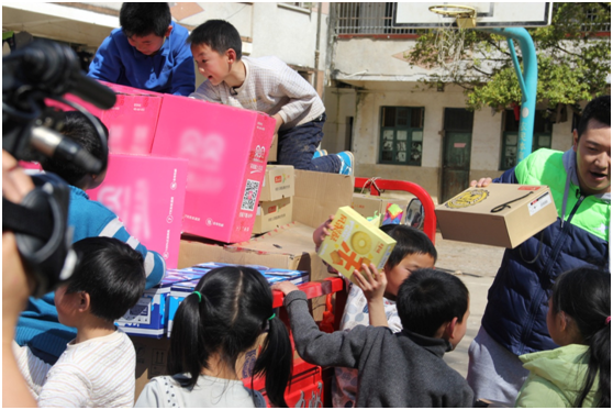联合《天天向上》乡村教师专场,百草味公益再度启航 联合《天天向上》乡村教师专场,百草味公益再度启航