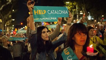 20万巴塞罗那民众上街游行 要求释放分裂组织领导人