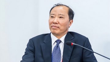 包场看《战狼2》、违规持有记者证4年,茅台前董事长袁仁国