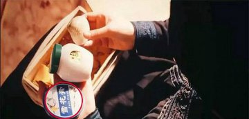 大妈的消费世界：60000元买舞裙，600元出国玩