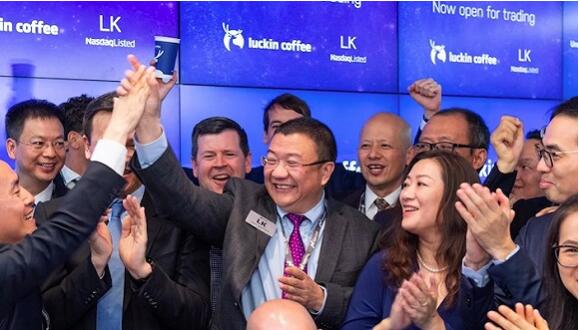 瑞幸上市首日涨幅近20%，CEO称补贴将持续三至五年