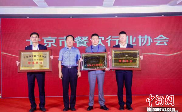 (由左至右顺序)管氏翅CEO 叶冬秀 北京市餐饮行业协会会长汤庆顺 管氏翅吧创始人董事长管其兵 管氏翅吧运营总监郝荣志 点击进入下一页