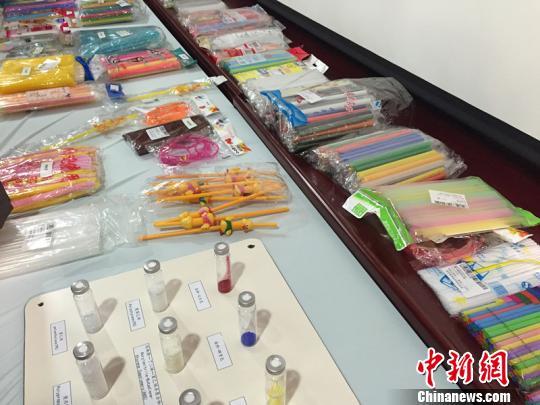 资料图:吸管产品在进行质量检测。 杨颜慈 摄 资料图:吸管产品在进行质量检测。 杨颜慈 摄