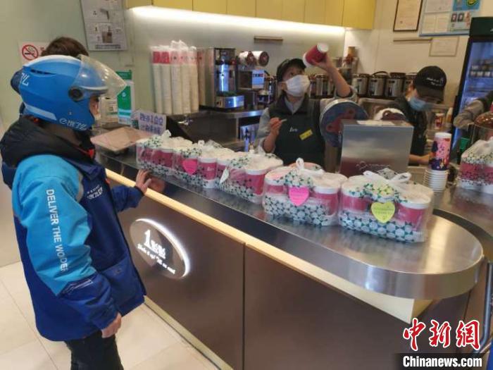 骑手取奶茶。 李秋莹 摄 骑手取奶茶。 李秋莹 摄