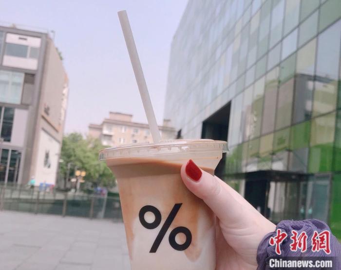 使用纸质吸管的饮品。左宇坤 摄 使用纸质吸管的饮品。左宇坤 摄