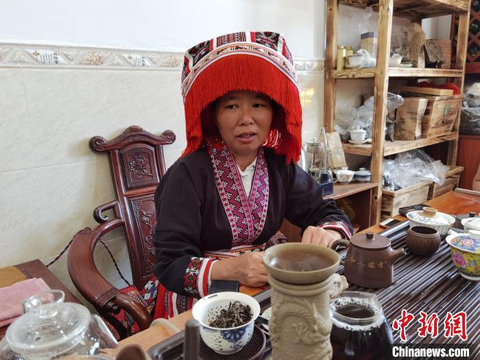 图为广西梧州市苍梧县六堡镇山坪村党支部书记祝雪兰接受记者采访。 杨陈 摄