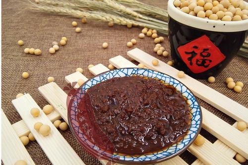 东北大酱品出小康香滋味