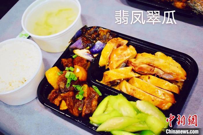 巴塞罗那中餐厅为侨胞们分发的爱心中餐。浙江省侨联餐促会 供图 巴塞罗那中餐厅为侨胞们分发的爱心中餐。浙江省侨联餐促会 供图