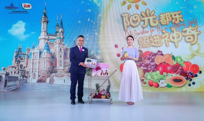 都乐与上海迪士尼合作的定制款水果礼盒，深耕家庭消费市场