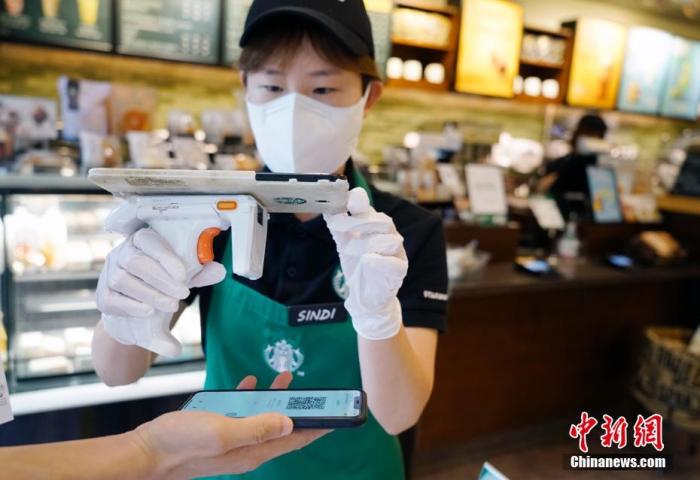 9月1日,韩国首尔市钟路区一家连锁咖啡厅内,工作人员对出入人员进行扫码登记。自8月以来,韩国确诊病例激增,韩国政府升级了首都圈防疫管控,连锁咖啡厅目前禁止堂食,仅允许外带、外卖服务。 <a target='_blank' data-cke-saved-href='http://www.chinanews.com/' href='http://www.chinanews.com/'>中新社</a>记者 曾鼐 摄 点击进入下一页