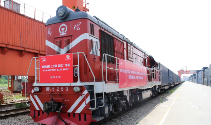 首列中欧班列乳制品进口专列抵汉