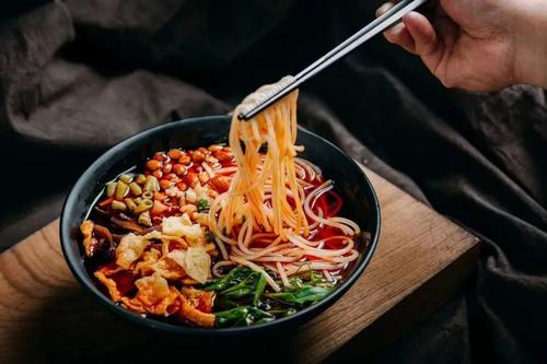 柳州螺蛳粉：从路边摊到近百亿产业