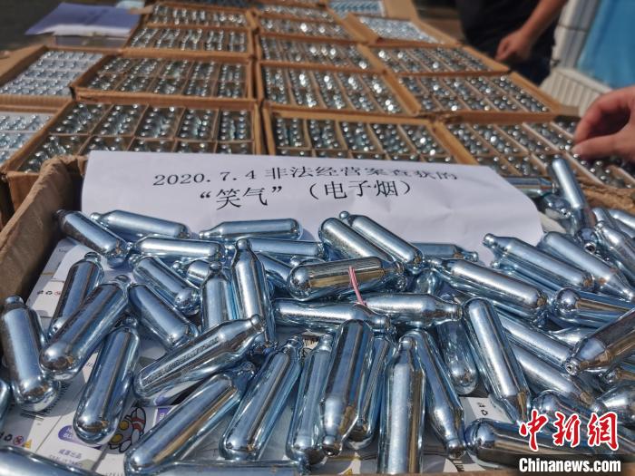 图为警方查获的“笑气”。 储玮玮 摄 图为警方查获的“笑气”。 储玮玮 摄