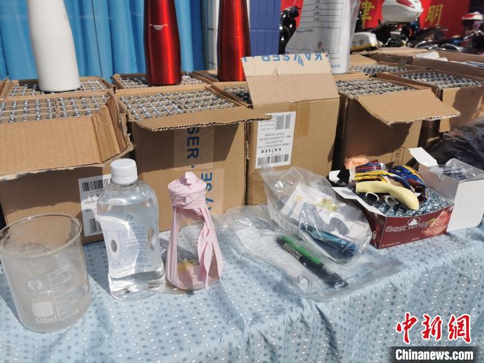 图为警方查获的“笑气”、“上头电子烟”及含有大麻的烟油。 储玮玮 摄 图为警方查获的“笑气”、“上头电子烟”及含有大麻的烟油。 储玮玮 摄