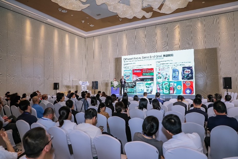 A group of people in a roomDescription automatically generated A group of people in a roomDescription automatically generated