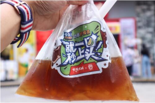 广州本土品牌民强茶铺与亚洲沙示联名，茶饮破圈魅力到底有多大？