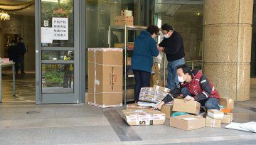 12箱快递被顺丰送进垃圾场，只赔2000元？