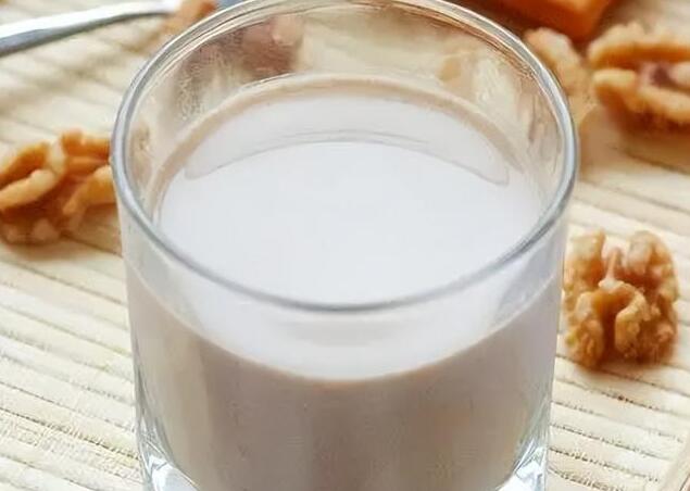 当健康饮食成为当代年轻人的刚性需求，六个核桃成为了更多消费者的心头好